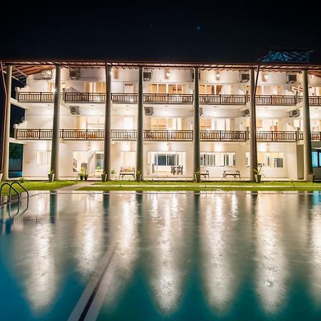 ホテル Chaarya Lake ティッサマハーラーマ エクステリア 写真
